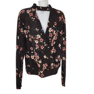 BKE Boutique Buckle Top Blouse Womens Large Black Wrap Floral Choker Metallic